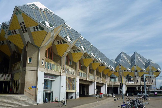 Ngôi nhà Cube House ở Rotterdam, Hà Lan do Piet Blom thiết kế tạo nên một quần thể làng quê giữa lòng thành thị.